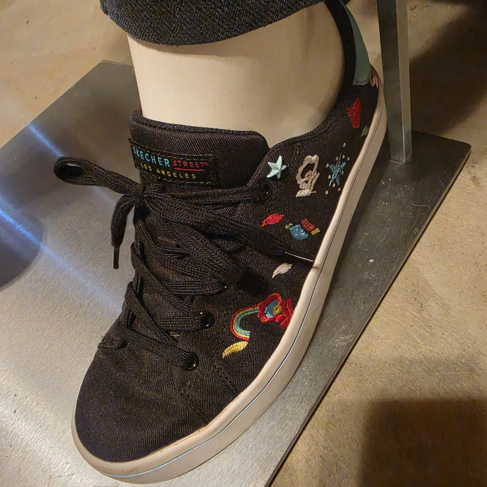 Skechers Los Angeles Streetwear Black Sneakers with Colorful Embroidery